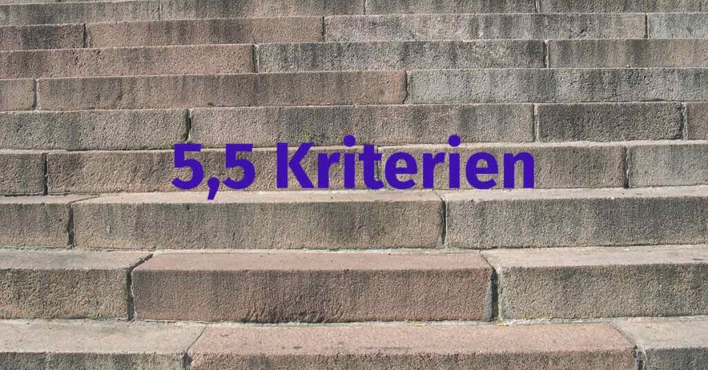 Stufen mit Schrift 5,5 Kriterien | Barrierefreiheit