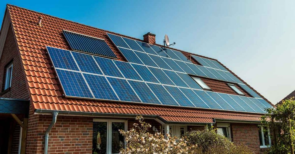 Satteldach eines Einfamilienhauses mit Photovoltaikanlagen